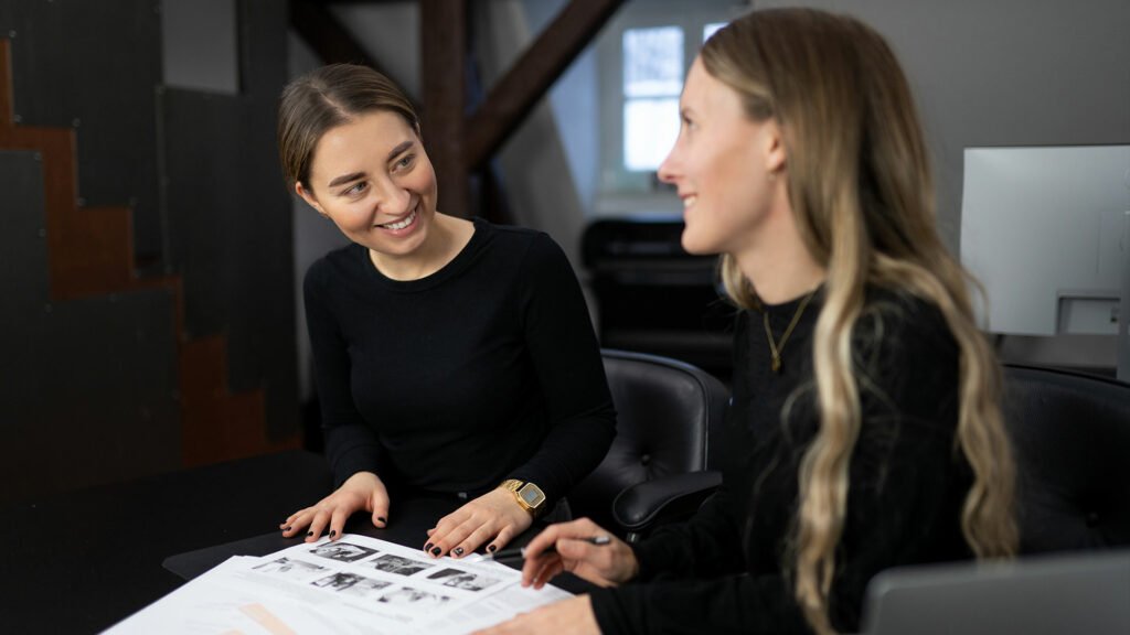 Webagentur für Salzgitter. Dieses Bild zeigt zwei Mitarbeiterinnen