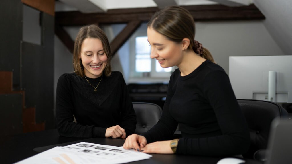 Webdesign für Magedeburg - SPITZBUB die Webagentur. Dieses Bild zeigt zwei Mitarbeiterinnen