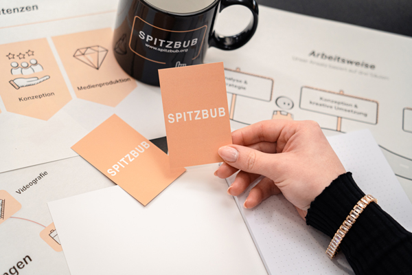 Wie ein markantes Logo Ihr Unternehmen definiert Dieses Bild zeigt eine Visitenkarte von Spitzbub.