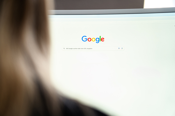 SEO mit GoogleMyBusiness. Dieses Bild zeigt einen Computermonitor mit Googleeingabe.