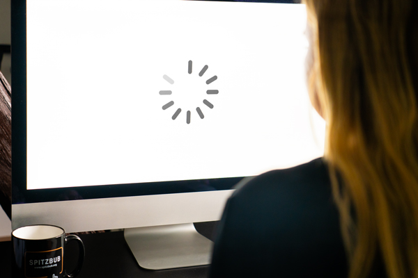 Erfahren Sie, warum eine schnelle Website essenziell für Ihr Google-Ranking ist – und wie Sie die Ladezeit effektiv optimieren können. Dieses Bild zeigt einen Computerbildschirm mit dem Ladezeichen.